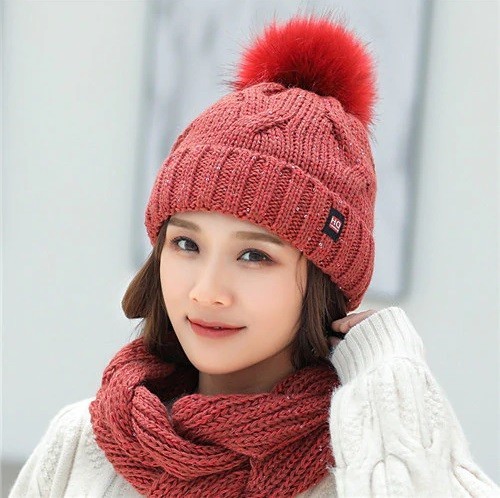 Dámska pletená čiapka s šálom červená