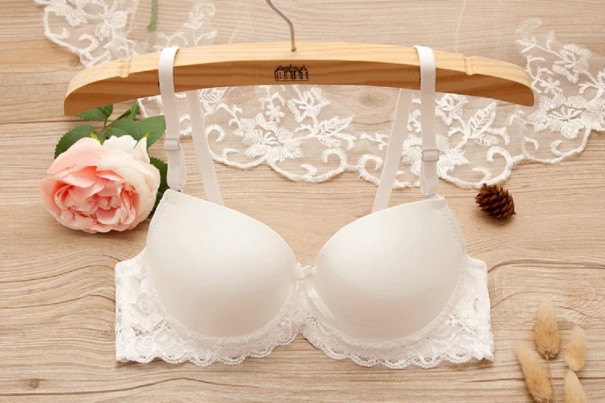 Dámska podprsenka zdobená čipkou biela 70B