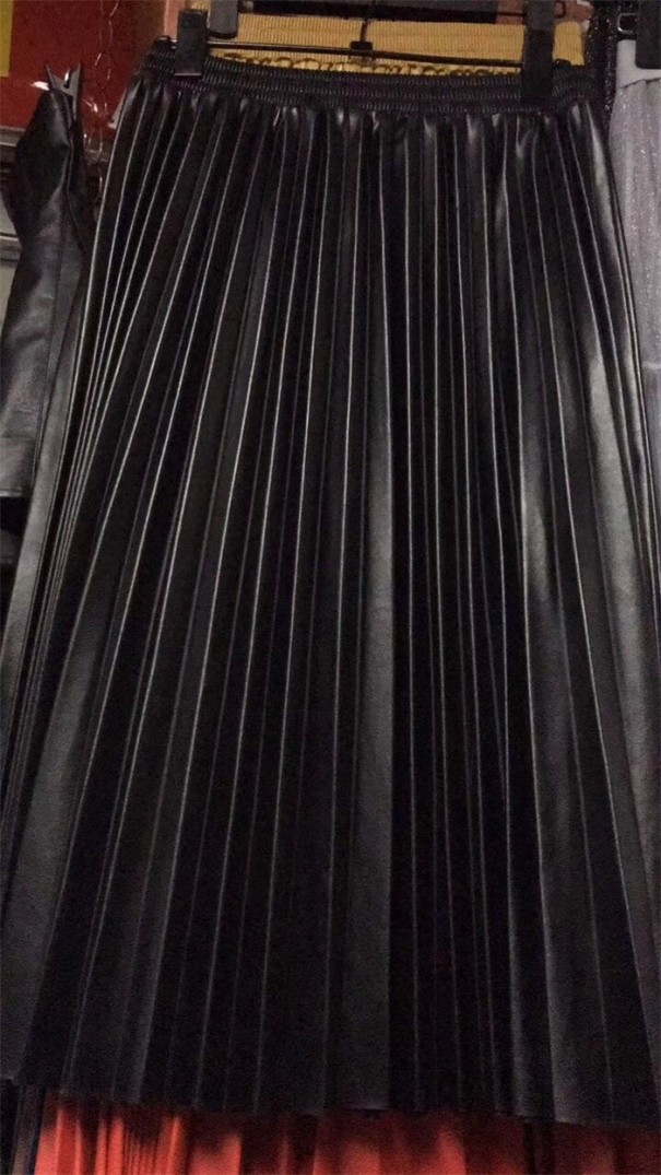 Dámska skladaná sukňa z umelej kože čierna