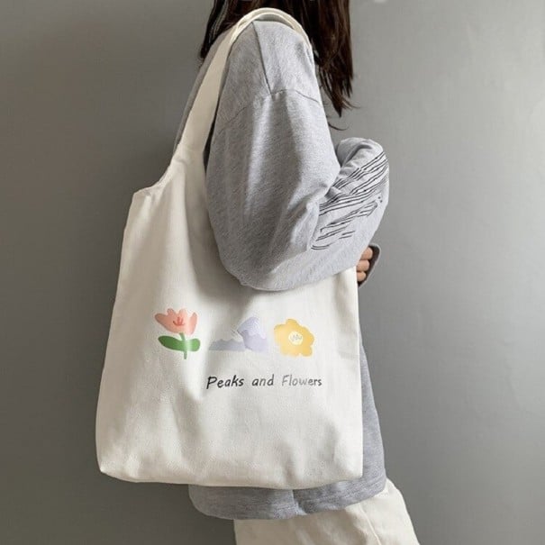Damska torba shopper na ramię z płótna i poliestru Pastelowy nadruk kwiatów i gór Wymiary 36 x 37 cm Długie uchwy Na każdy dzień kremowy