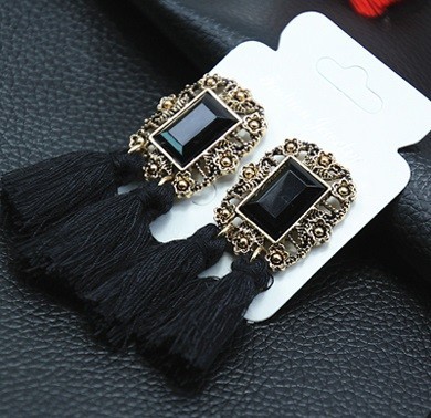 Dámske elegantné náušnice s kameňom J1701 čierna Dámske elegantné náušnice s kameňom J1701 čierna