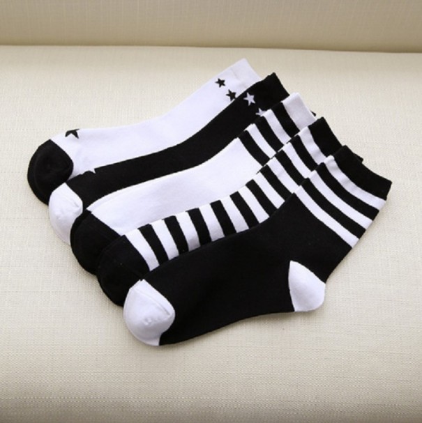 Dámske moderné čierno-biele ponožky - 5 párov 1