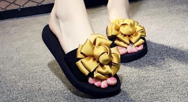 Dámske papuče na platforme s kvetinou zlatá 39