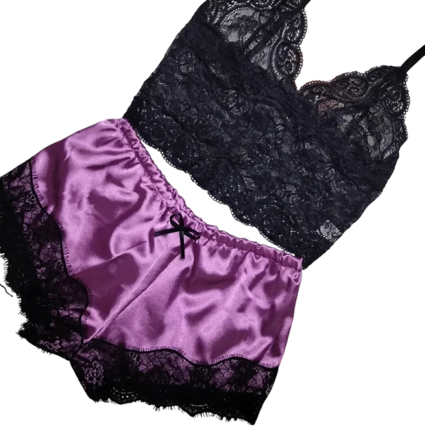 Dámske pyžamo s krajkou a výstrihom do V Jednobarevný komplet z polyesteru Tílko s ramienkami a šortky Elegantný letný model pre pohodlný spánok fialová M