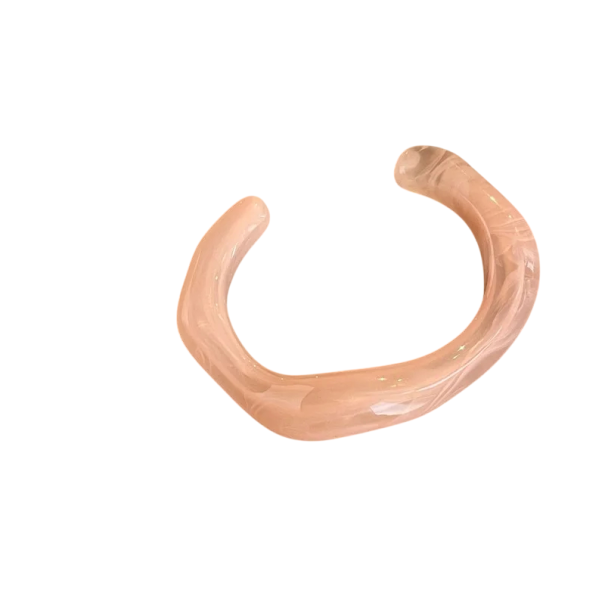 Damski akrylowy naramek manżeta 6 cm szerokości nieregularny kształt otwarty grubość 1,15 cm nowoczesny design do codziennego noszenia różowy