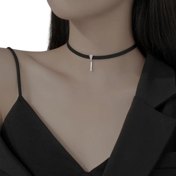 Damski choker z zawieszką, czarny, koronkowy design, zapinany, elegancki dodatek na wieczór i na co dzień 1
