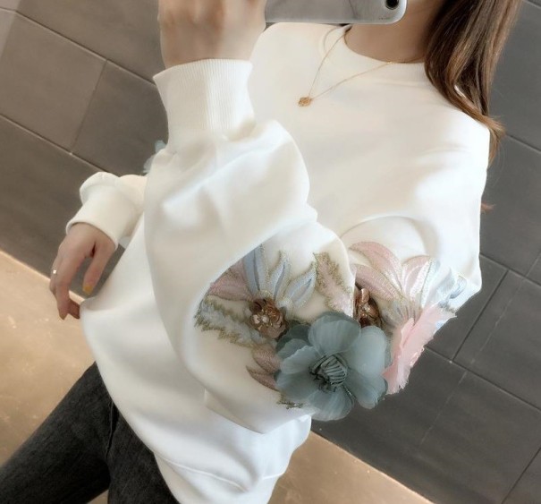Damski sweter z kwiatami biały M