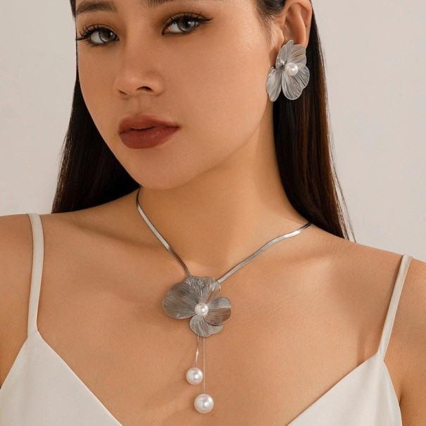 Damski zestaw choker z kolczykami Kwiat Perłowe detale Regulowany łańcuszek 42,5 cm + kolczyki 5x5 cm Elegancka biżuteria na każdą okazję srebrny
