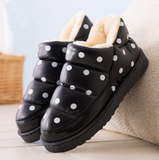 Damskie buty zimowe w kropki - czarne 38