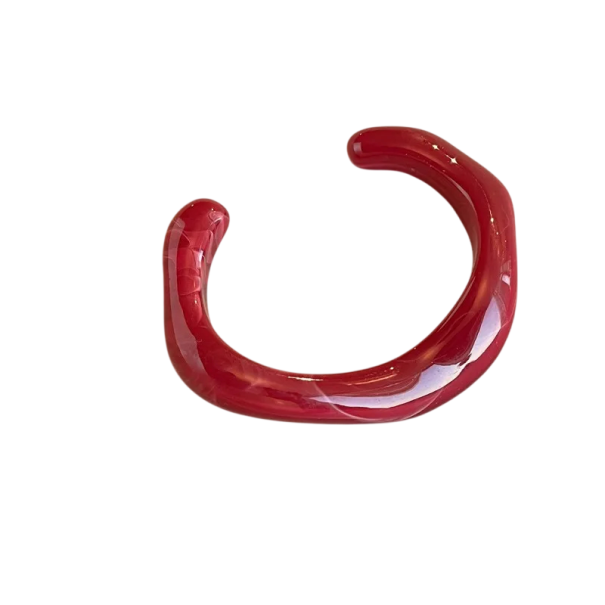 Dámský akrylový náramek manžeta 6 cm šířka nepravidelný tvar otevřený tloušťka 1,15 cm moderní design pro každodenní nošení červená