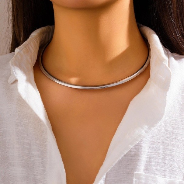Dámsky elegantný choker nastaviteľný priemer 13 cm, solidný dizajn pre špeciálne príležitosti strieborná
