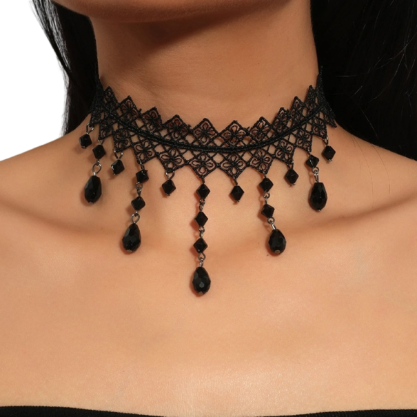 Dámský krajkový choker náhrdelník s přívěsky a visícími korálky se zapínáním krajka a zinková slitina módní šperk na krk černá