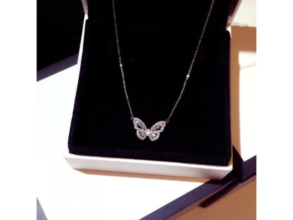 Dámsky náhrdelník motýľ D141 strieborná