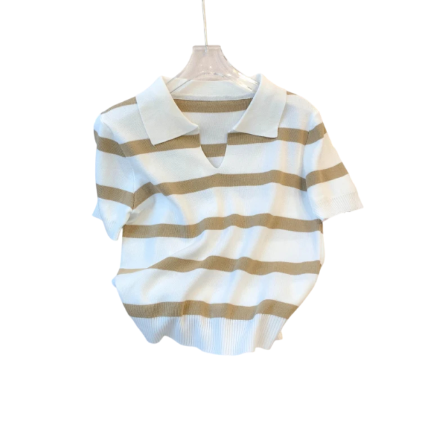 Dámský pruhovaný crop svetr s límečkem a krátkým rukávem Elegantní top z polyesteru v univerzální velikosti Módní pruhovaný design béžova