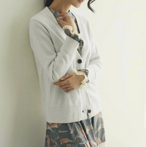 Dámský svetr s knoflíky G301 krémová S