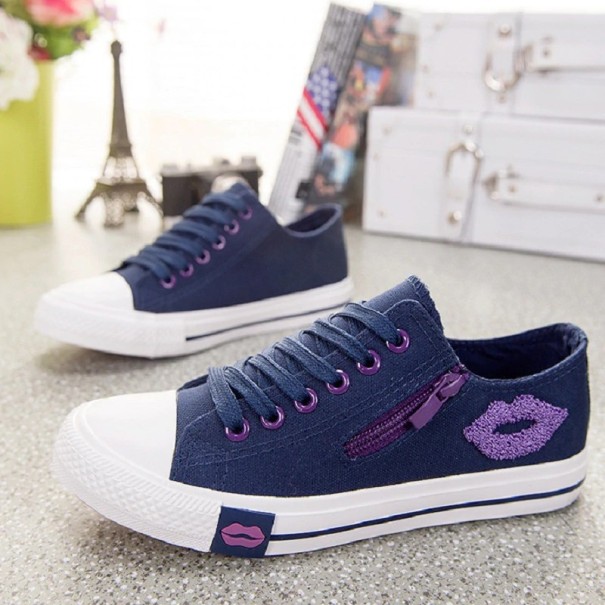 Damsneakers med läpptryck J2422