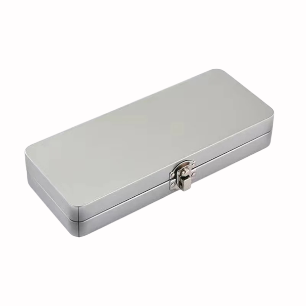 Dárková kovová krabička s víkem 20,1×8×3,3 cm plechová dóza ve tvaru kufříku s klipovým uzávěrem balení dárků a potravin 1