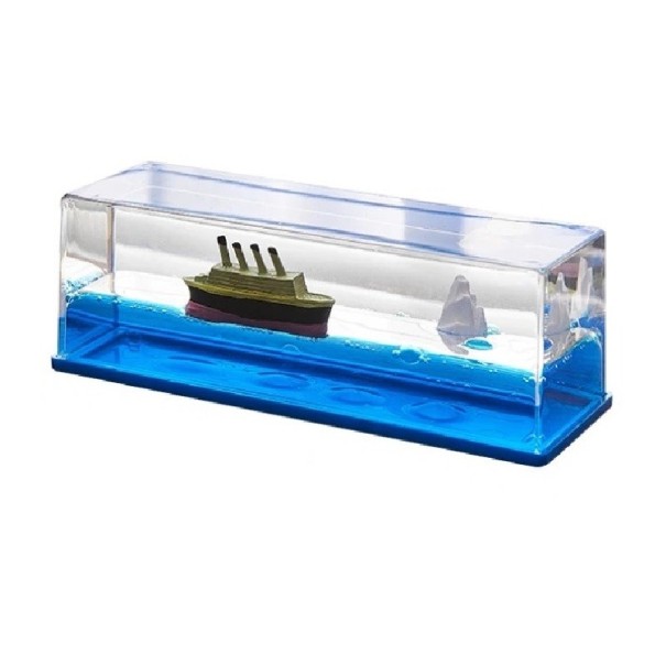 Decoración de barco en el agua 2