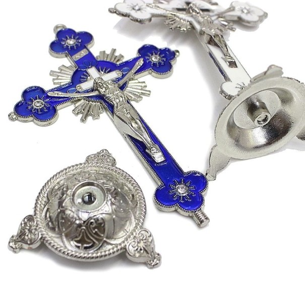 Decoratief kruis op een voetstuk