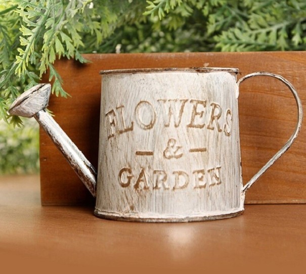 Decoratieve bloempot in de vorm van een gieter wit