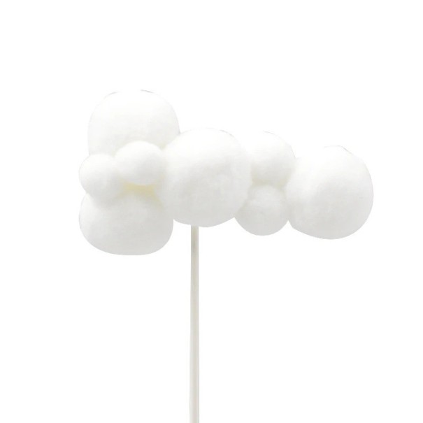 Décoration de gâteau blanche avec motif nuage. Modèle en mousse moelleuse pour un gâteau d’anniversaire pour enfants et adultes. 4