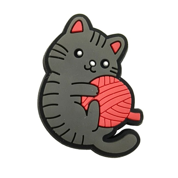 Dekorace na crocsy černá kočka s klubíčkem 2–3 cm PVC černá ozdoba na obuv do crocsů a nazouváků s kočičím motivem 1