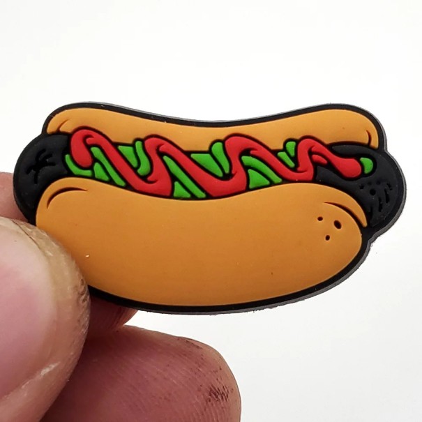 Dekorace na crocsy hot dog motiv PVC hnědo červeno zelená ozdoba na boty crocs doplněk pro personalizaci nazouvací obuvi 1