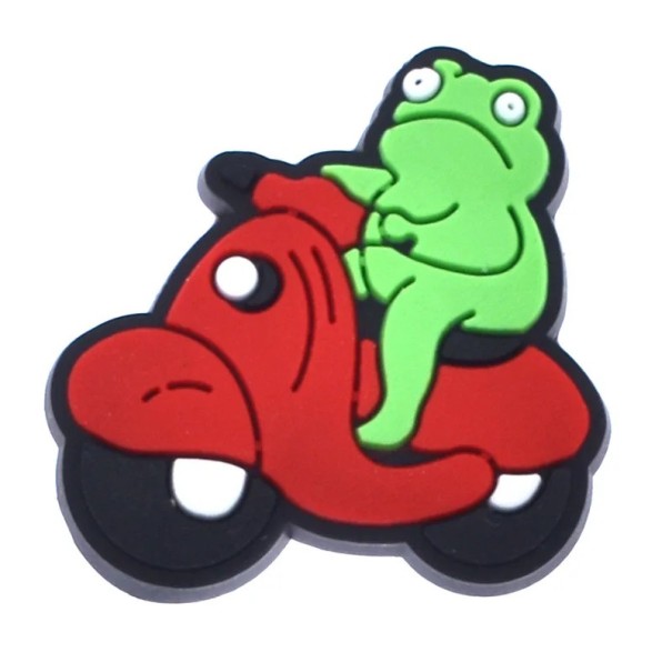 Dekorace na crocsy žába na motorce PVC zelená červená ozdoba do crocs obuvi doplněk na nazouváky s motivem jízdy 1