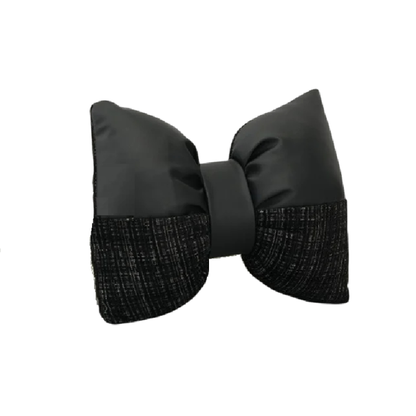 Dekorační polštářek ve tvaru mašle kombinovaný textilní černý strukturovaný povrch designový doplněk na sedačku i postel 1