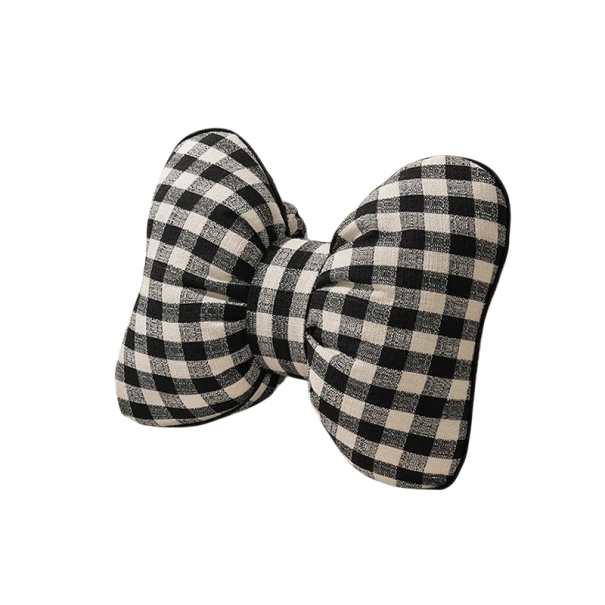 Dekorační polštářek ve tvaru mašle kostkovaný textilní s lemováním designový doplněk na sedačku postel obývací pokoj černá