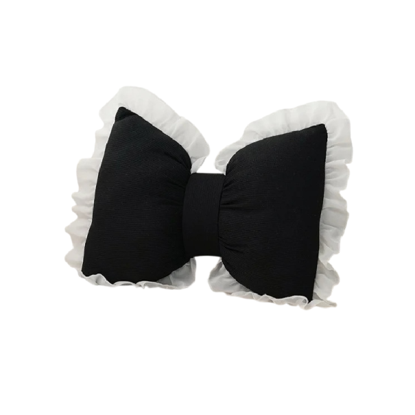 Dekorační polštářek ve tvaru mašle s volánkovým lemem textilní strukturovaný designový doplněk na sedačku postel obývací pokoj černá