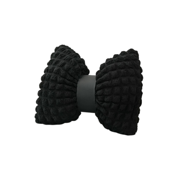 Dekorační polštářek ve tvaru mašle strukturovaný textilní s reliéfním povrchem designový doplněk na sedačku postel černá