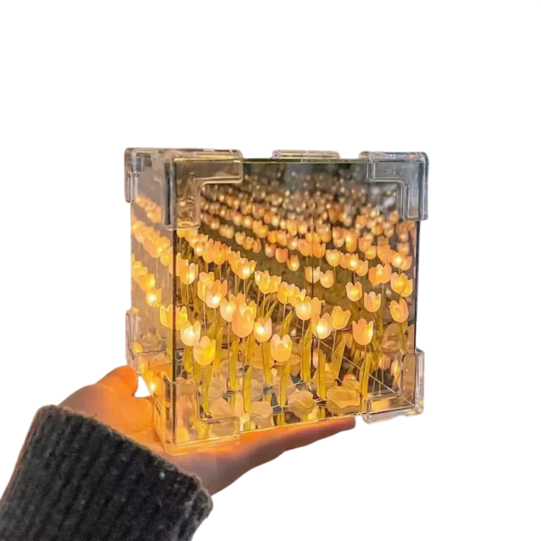 Dekoracyjna świetlna kostka z LED tulipanami 9 x 9 x 9 cm Nowoczesna dekoracja wnętrz na stół, półkę lub komodę żółty