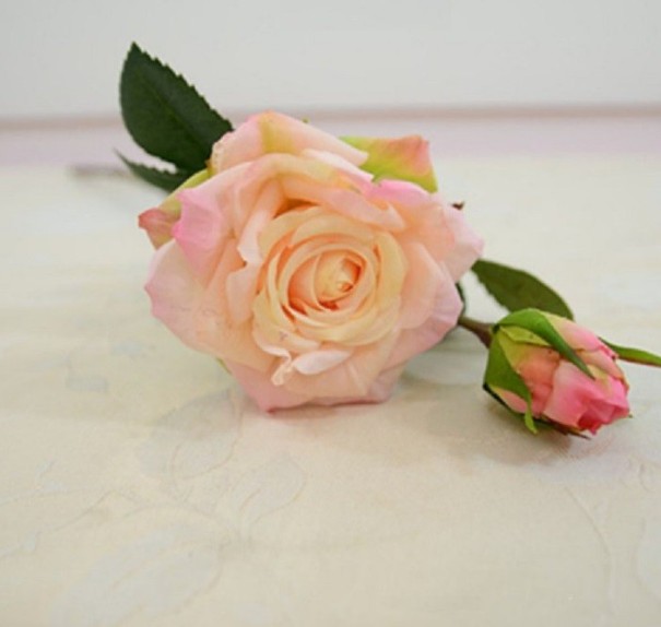 Dekoracyjne sztuczne róże jasnoróżowy