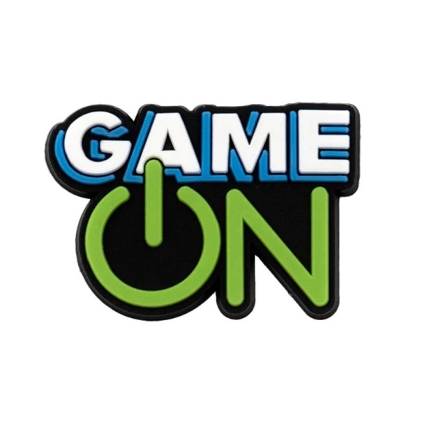 Dekoration für Crocs mit dem Schriftzug Game On 3–4 cm PVC Schuhschmuck schwarz grün blau weiß Spielmotiv zur Personalisierung von Schuhen 1