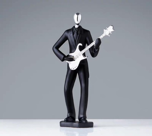 Dekorativ statue af en musiker 1