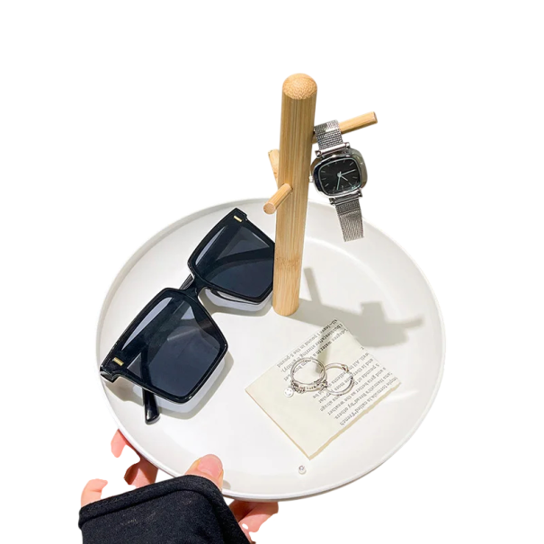 Dekoratív tároló tálca kulcsokhoz tartóval 18,5x20 cm kombinált dizájn kulcsok, ékszerek és apróságok tárolására az enteriőrben fehér