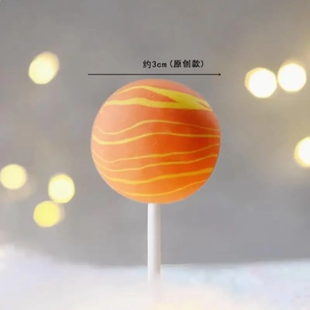 Dekorativ tårtdekoration i form av en planet. Färgglad rymddekoration av latex med valfritt motiv. orange