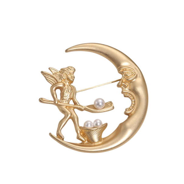 Dekorative Brosche Mond mit Gesicht und geflügelter Figur Pin Abzeichen Metall goldene Design Zubehör für Kleidung Rucksack Revers 1