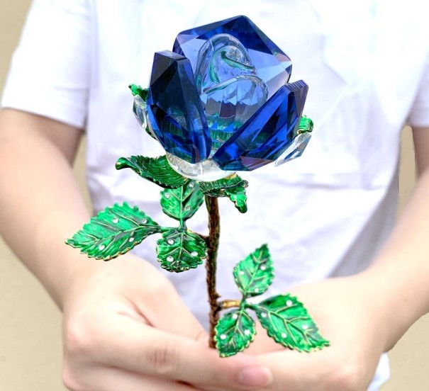 Dekorative Kristallrose blau