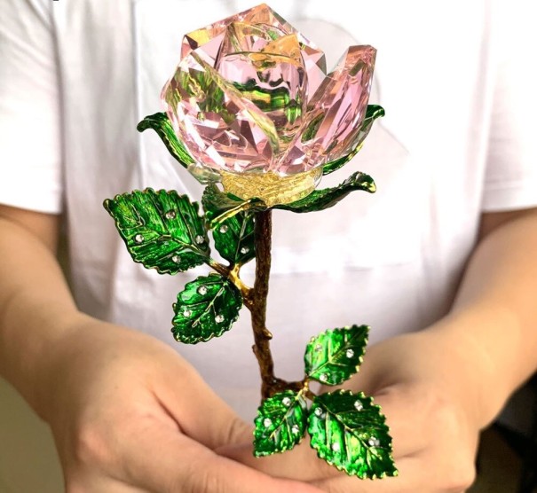 Dekorative Kristallrose hellrosa