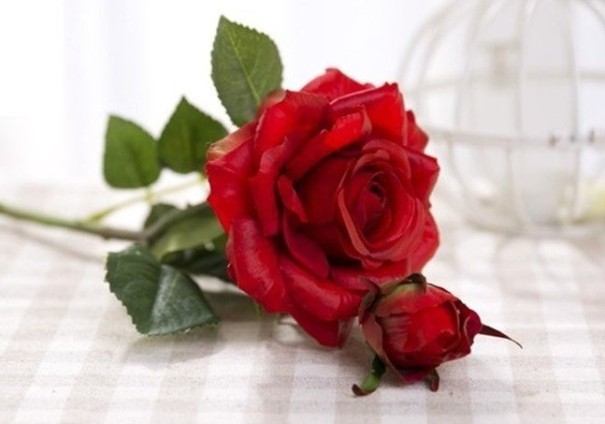 Dekorative künstliche Rosen rot