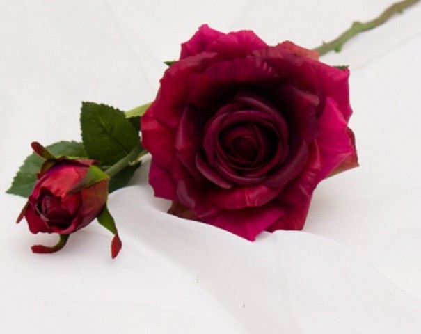 Dekorative künstliche Rosen weinrot