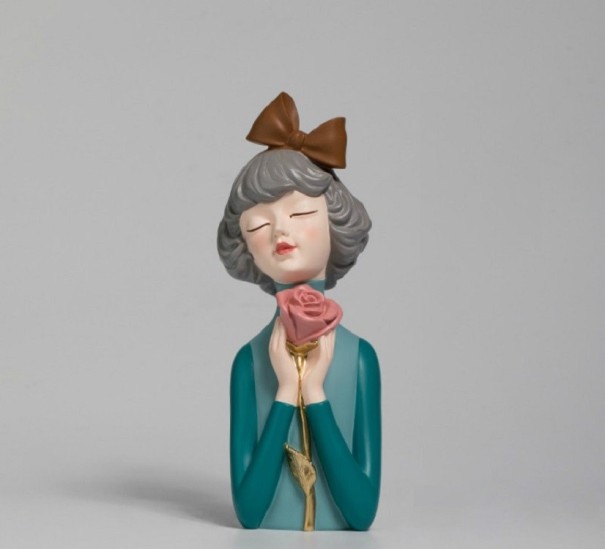 Dekorative Statue eines Mädchens mit einer Rose türkis