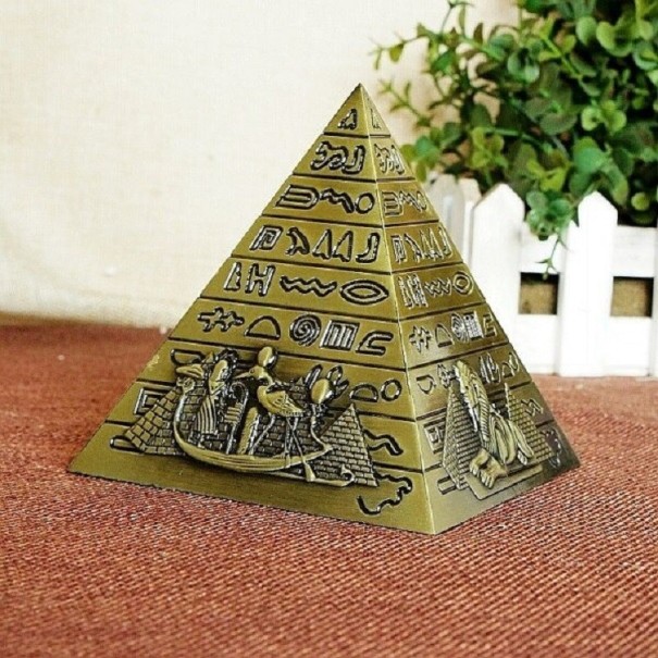 Dekoratívna kovová pyramída zlatá