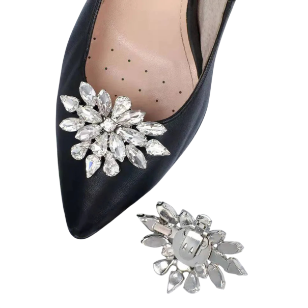 Dekorativní spona na lodičky kamínková květina kovová stříbrná s připínacím klipem ozdoba na boty elegantní doplněk obuvi 1