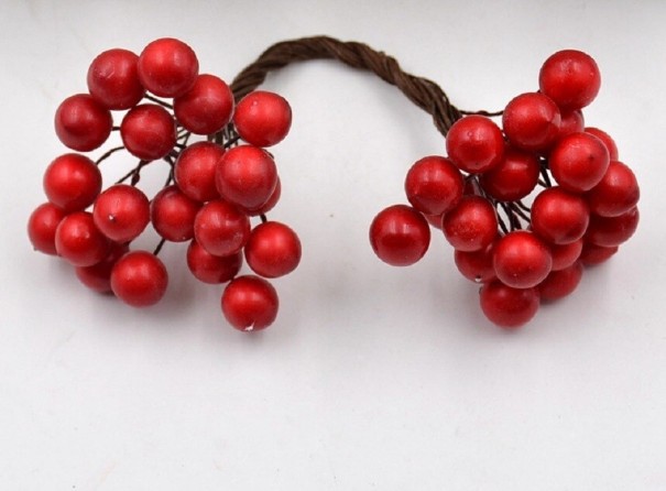 Dekorativní svazek umělých bobulí 31