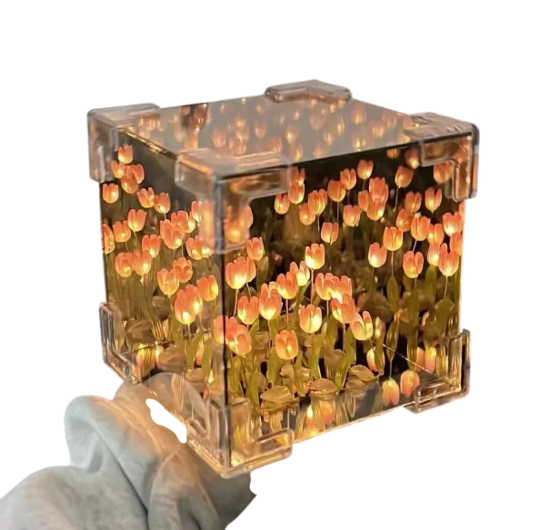 Dekorativní světelná kostka s LED tulipány 9 x 9 x 9 cm Moderní bytová dekorace na stůl polici nebo komodu růžová