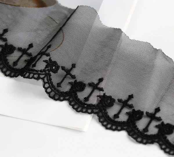 Dentelle en filet brodée avec motif de croix 7 cm x 91 cm Ruban décoratif en coton-polyester pour la couture de vêtements rideaux textile noir