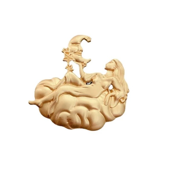 Designbroche kvinde på sky med måne pin badge metal guld relieff motiv stjerner dekorativt tilbehør til tøj jakke frakke 1